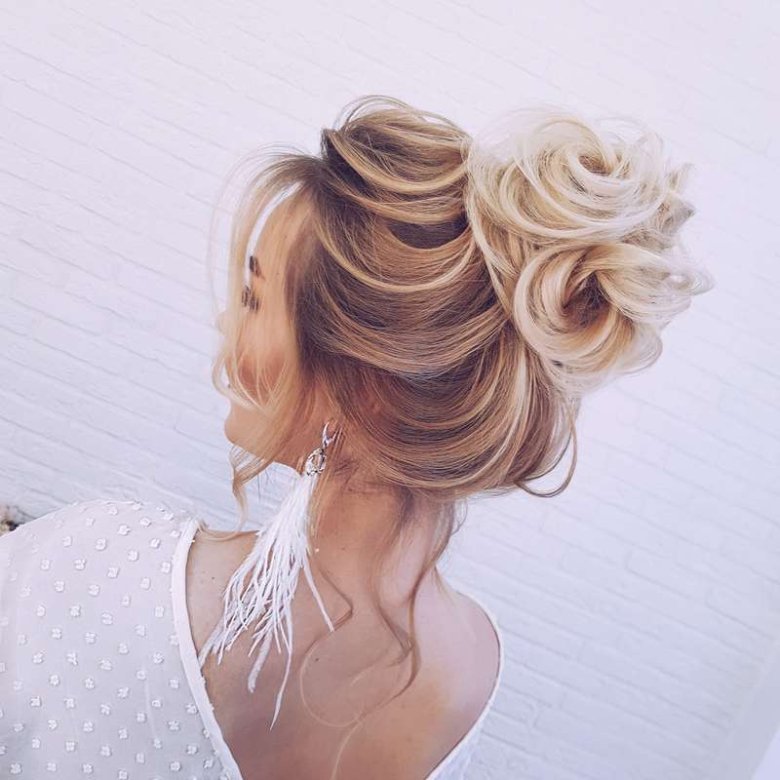 Вечірня зачіска недбалий пучок