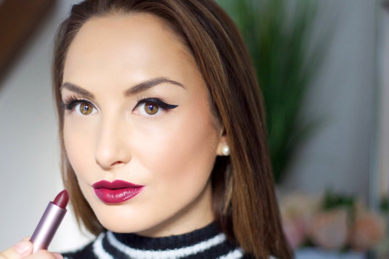 Блідо-рожева помада