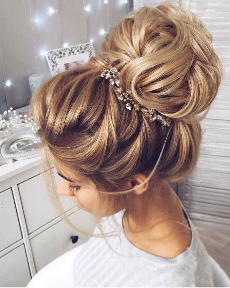 Зачіска недбалий пучок на довге волосся