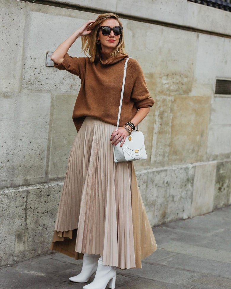 Светр з плісированою спідницею