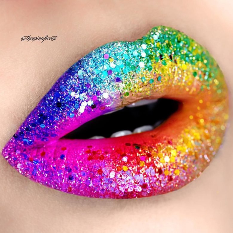 Губи з помадою та блискітками