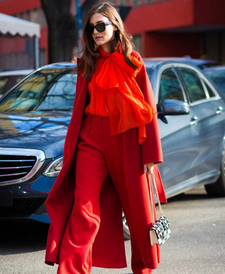 Стильна дівчина у Красному