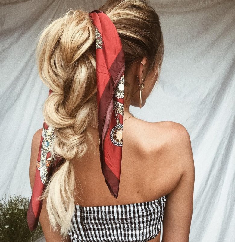 Коси з хусткою у волоссі