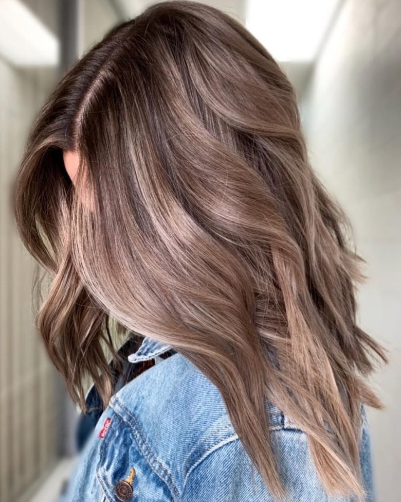 Дівчина з веселкою на обличчі