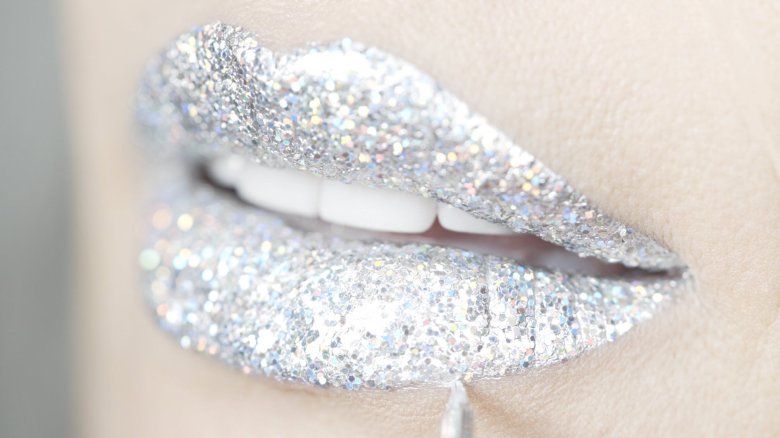Срібні блискітки на губах