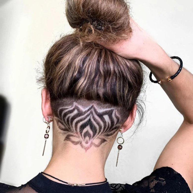 Каре з поголеною потилицею.