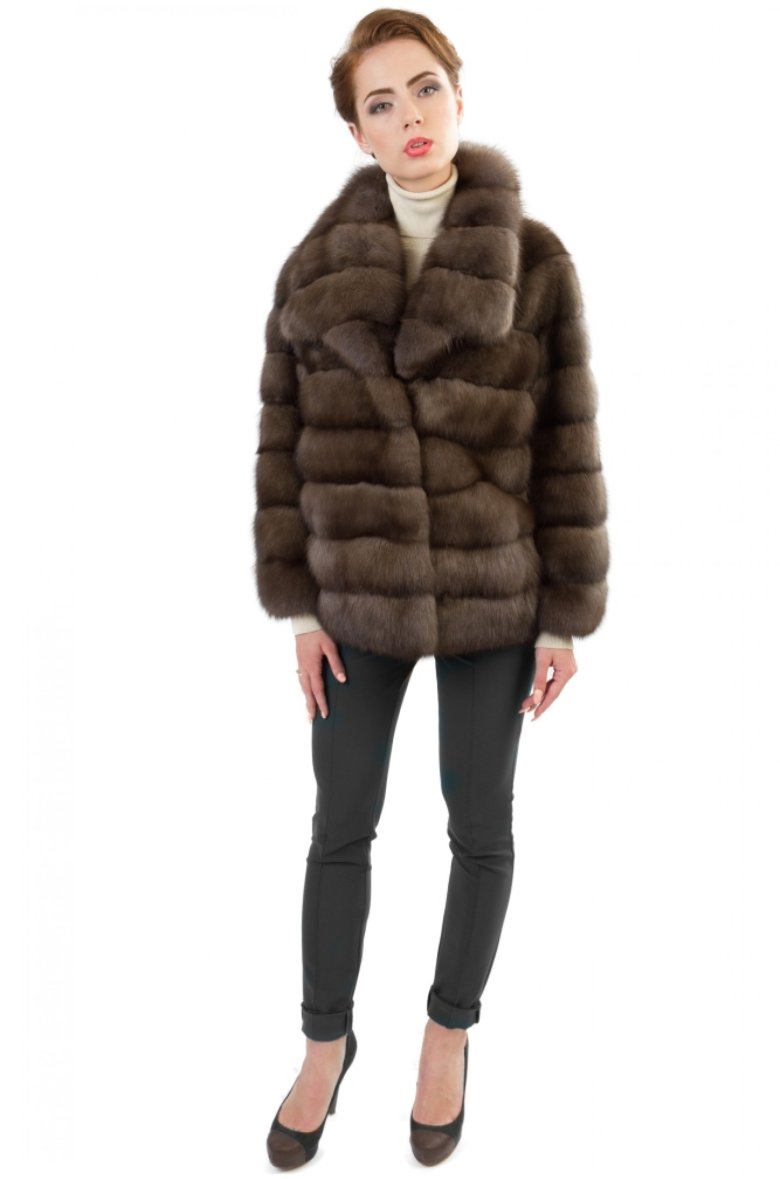 Дівчина в шубі з екоміха