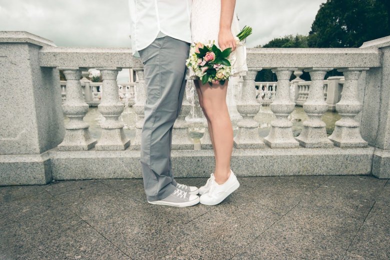 Весільне плаття з кедами