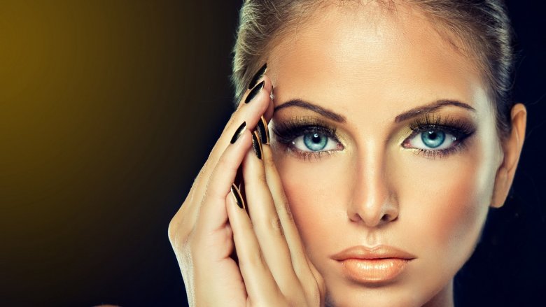 Дівчина з гарними віями