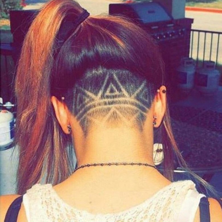 Гарний пучок з поголеною потилицею