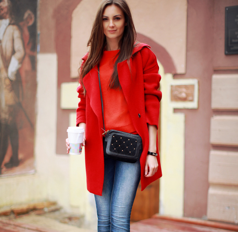Червоне пальто та джинси