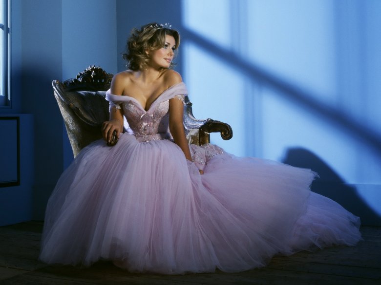 Фіолетова весільна сукня