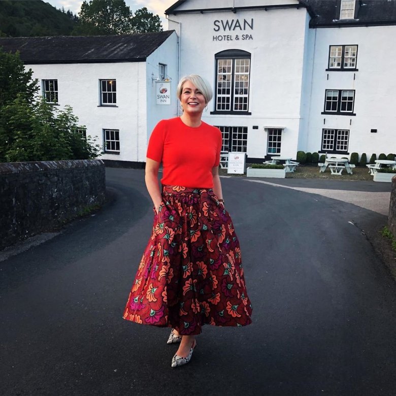 Модна жінка 40 років у спідниці