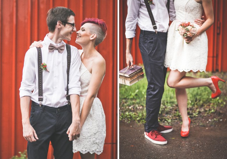 Весільне плаття з червоними кедами