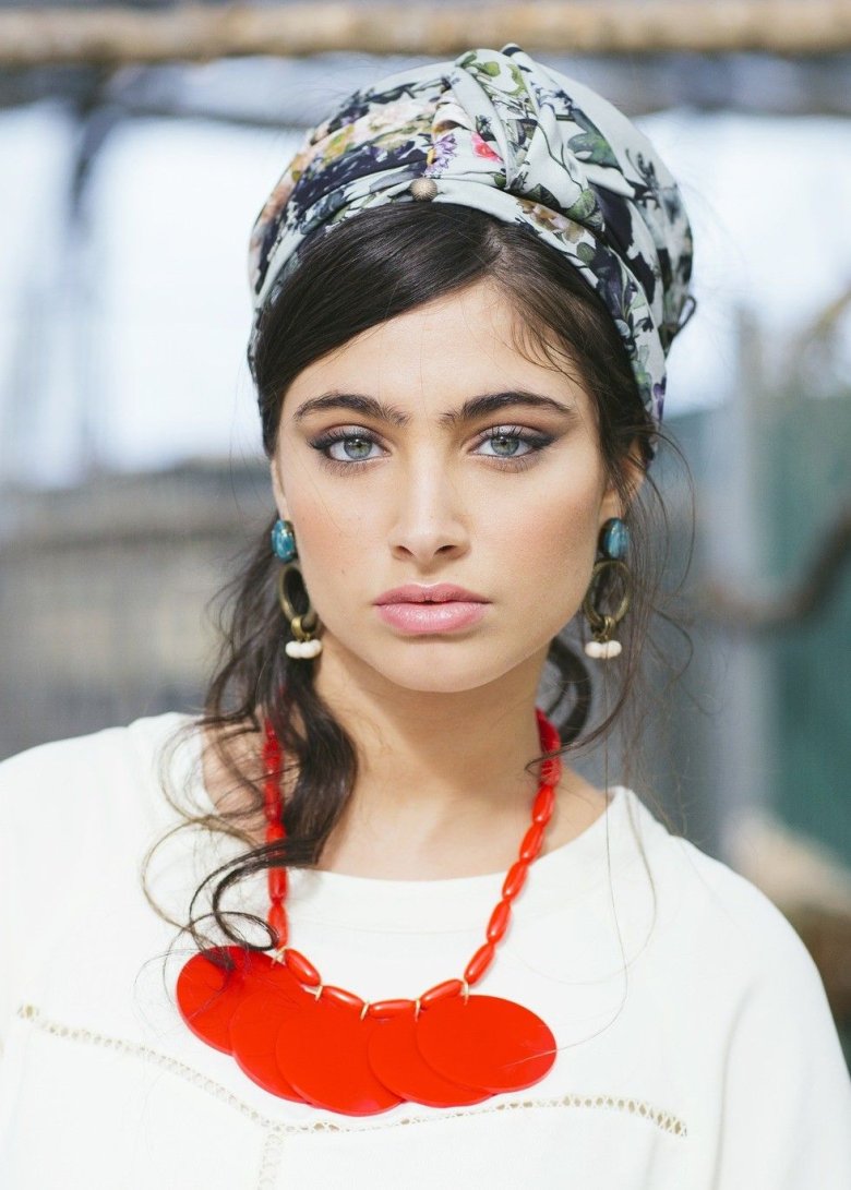 Циганка в хустці на голові