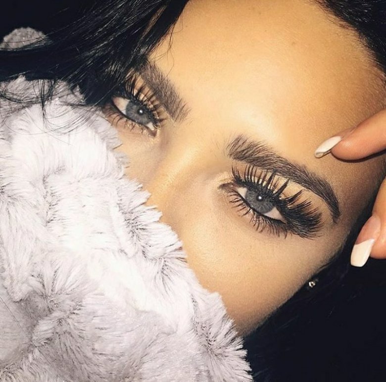 Дівчина з віями