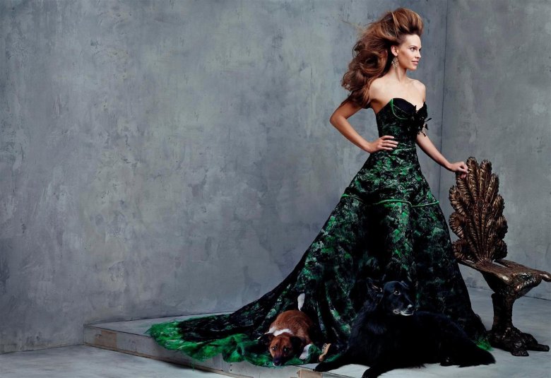 Дівчина у вечірній сукні