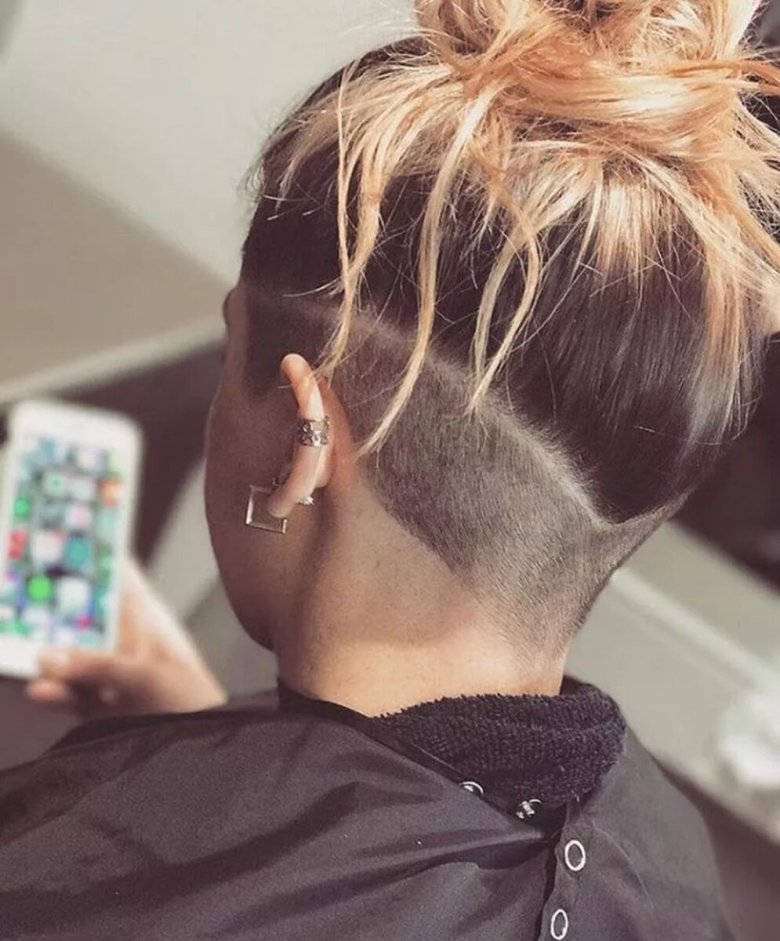 Поголена потилиця у дівчат з каре