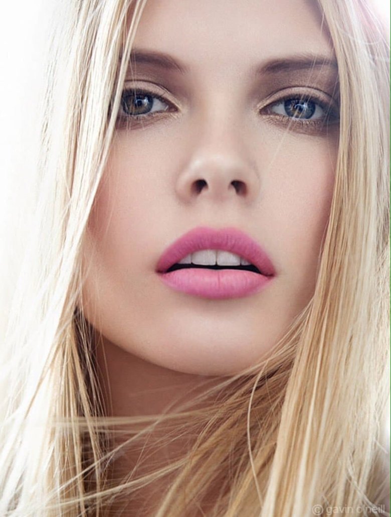 Рожева помада для блондинок