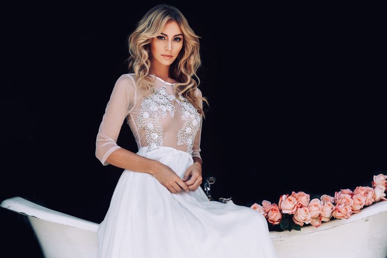 Блондинка в мереживному платті