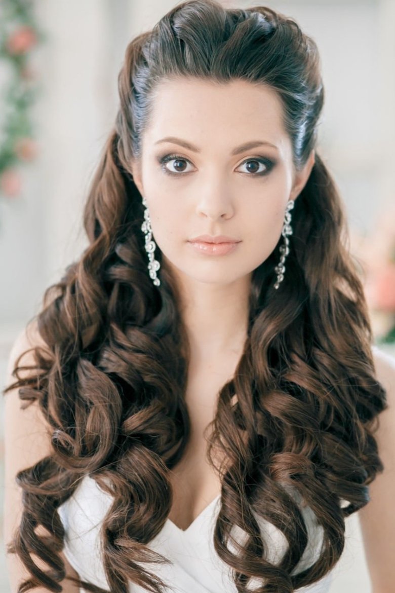 Укладання на довге темне волосся