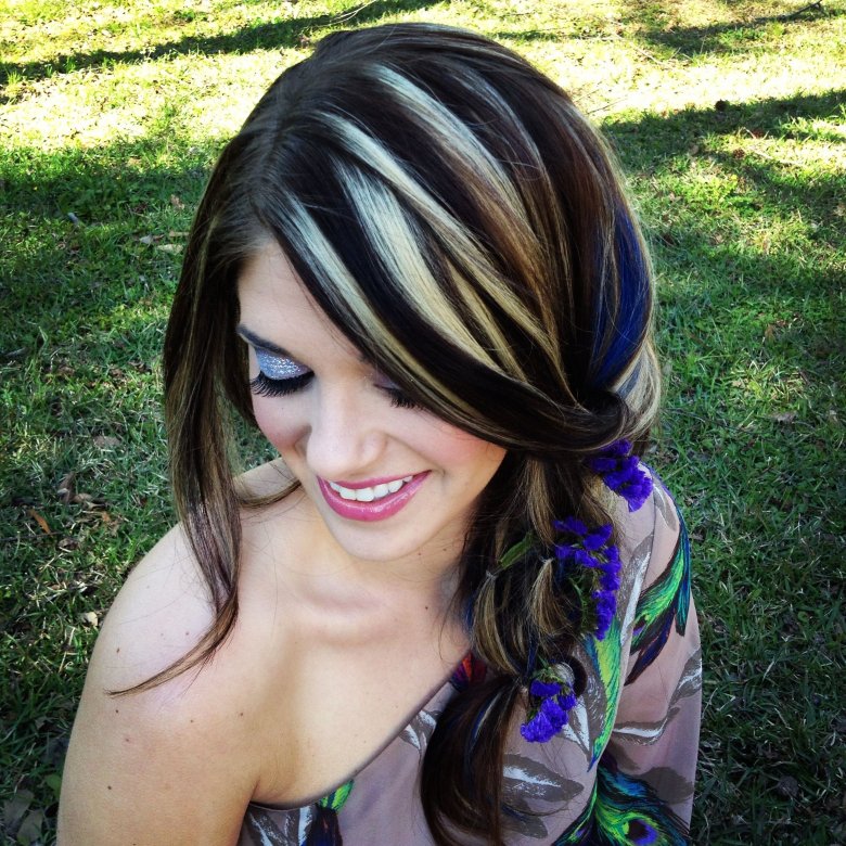 Дівчина з мелірованим волоссям