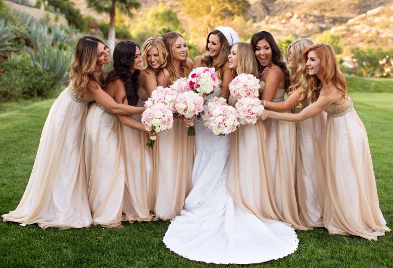 Весільне плаття з чорним пухом