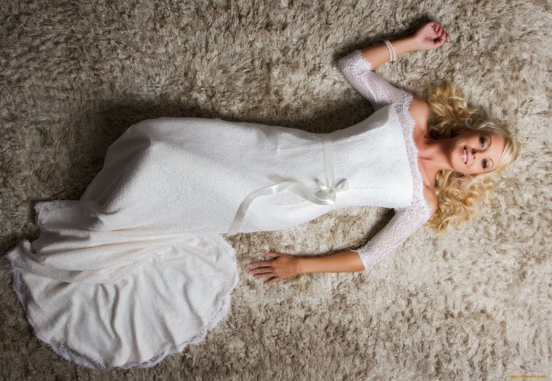 Пов'язані дівчата у весільних сукнях