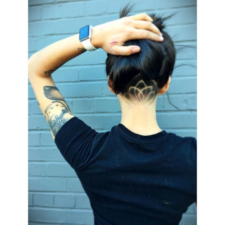 Поголена потилиця у дівчат