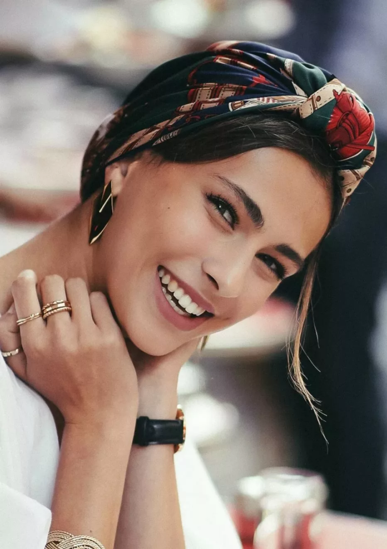 Образ із пов'язкою на голові