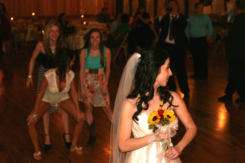 Смішні курйози на весіллях