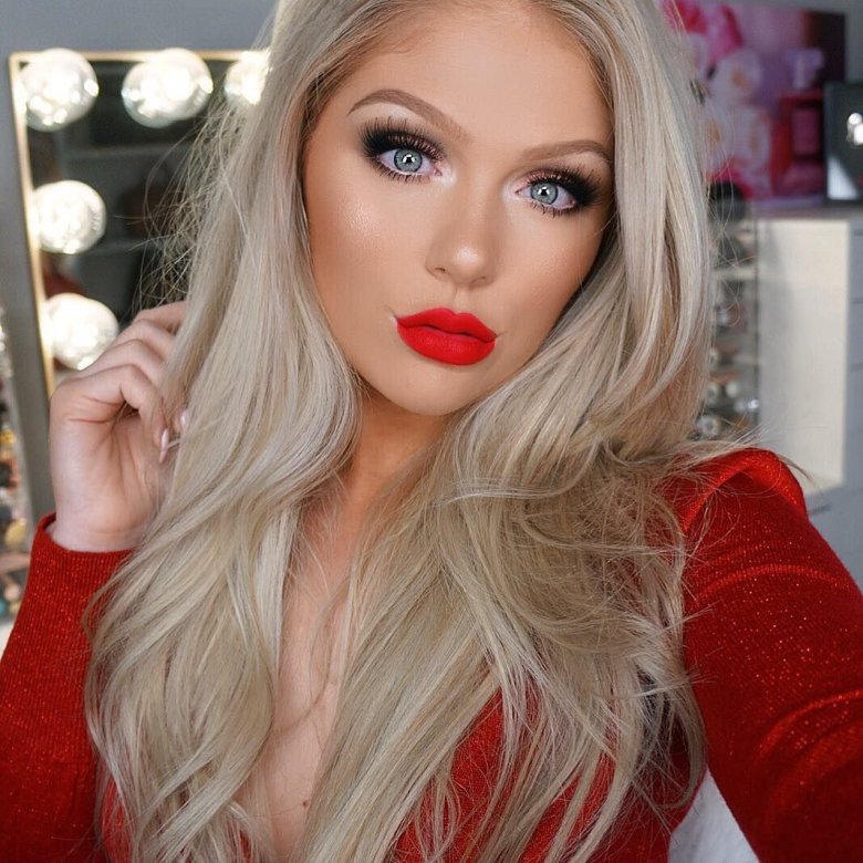 Пофарбована блондинка