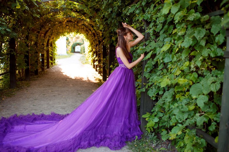 Фіолетова сукня довга пишна