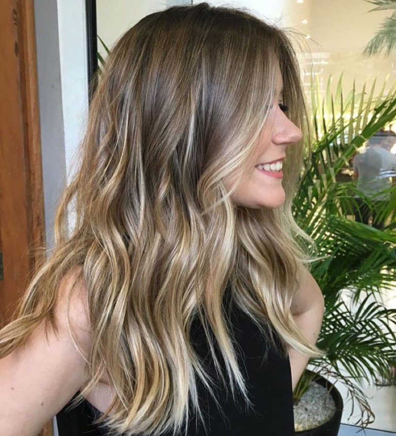 Дівчина в сонячних відблисках