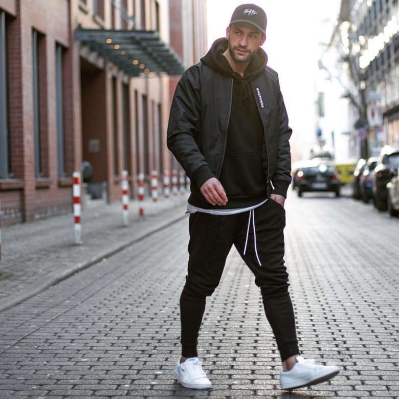 Джоггери з кросівками дівчини