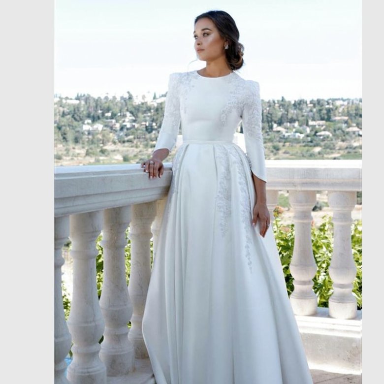 Біла сукня з рукавами