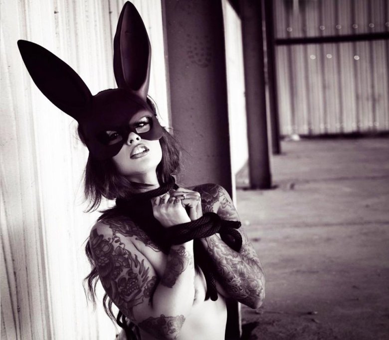 Дівчина в масці кролика