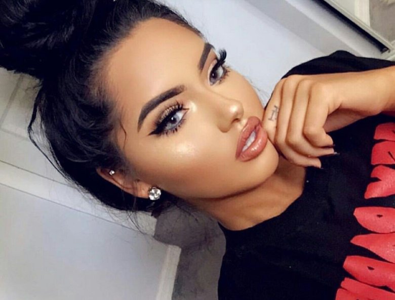 Яскрава брюнетка