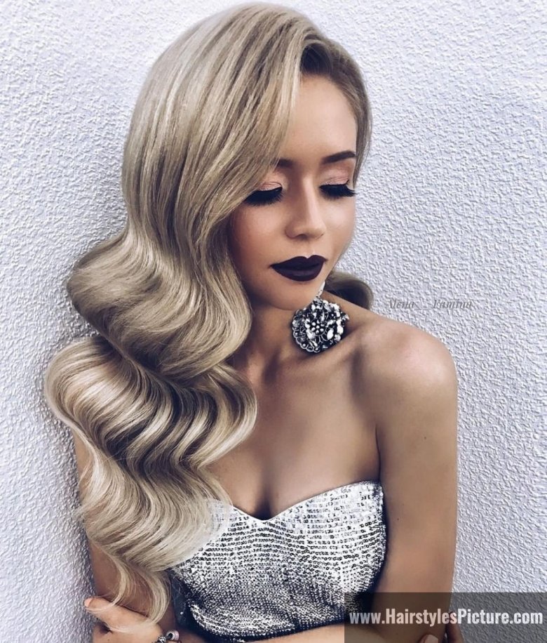 Довге кучеряве та русяве до талії волосся. У мене блакитні