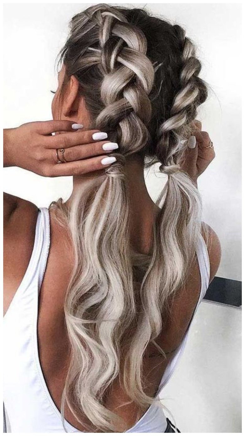 Довга світла коса