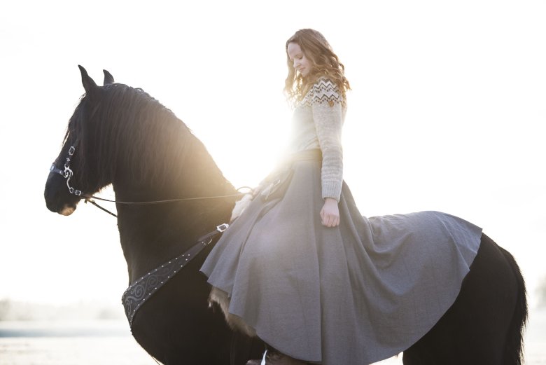 Красива жінка на коні