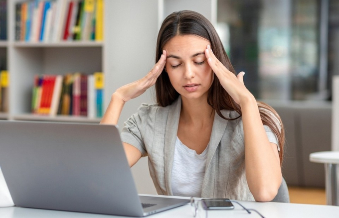 Біль у скронях: чому виникає і 7 способів швидко позбутися