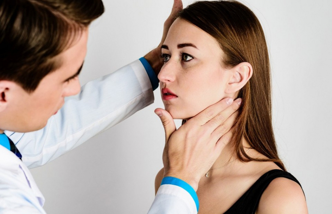 Клацає щелепу: 6 способів упоратися з цим вдома (і коли точно треба до лікаря)