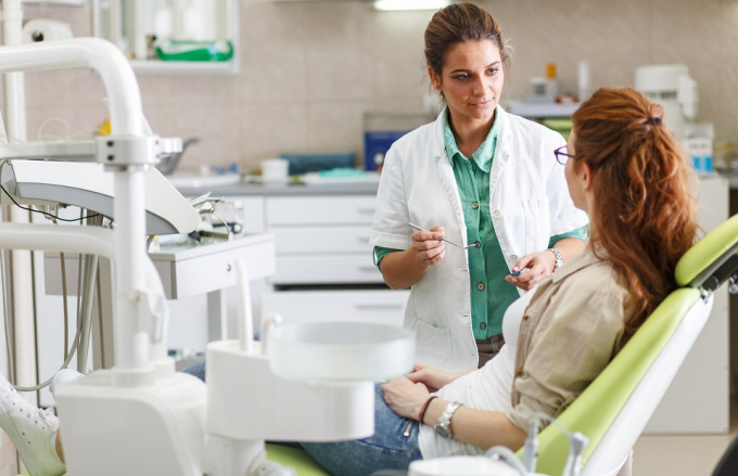 Жовті зуби: у чому причини цієї проблеми (і як повернути білу посмішку)