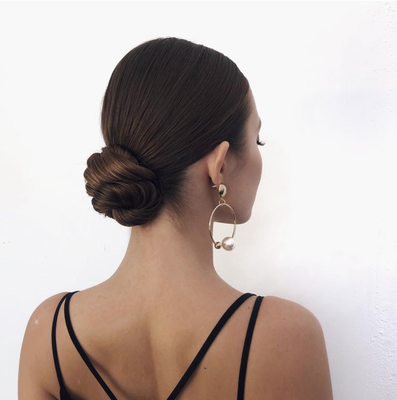 Зачіска низький пучок