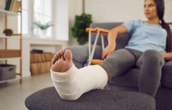 Як надати першу допомогу при переломі, а чого робити в жодному разі не можна