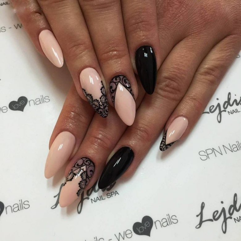 Чорно-білий френч на нігтях