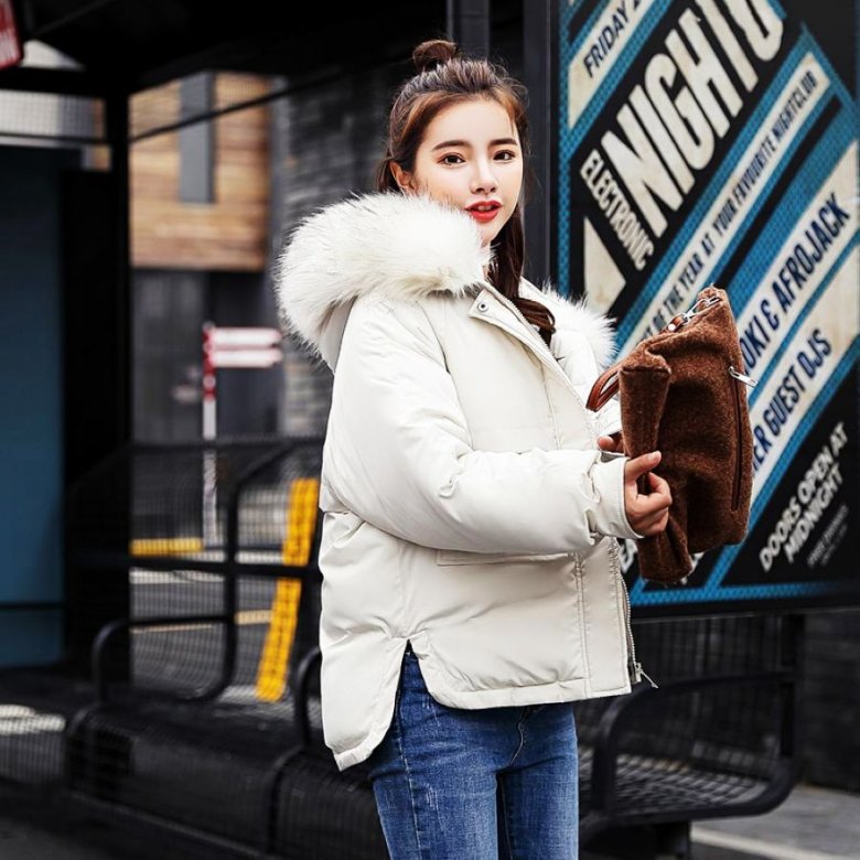 Дівчина в короткому пуховику