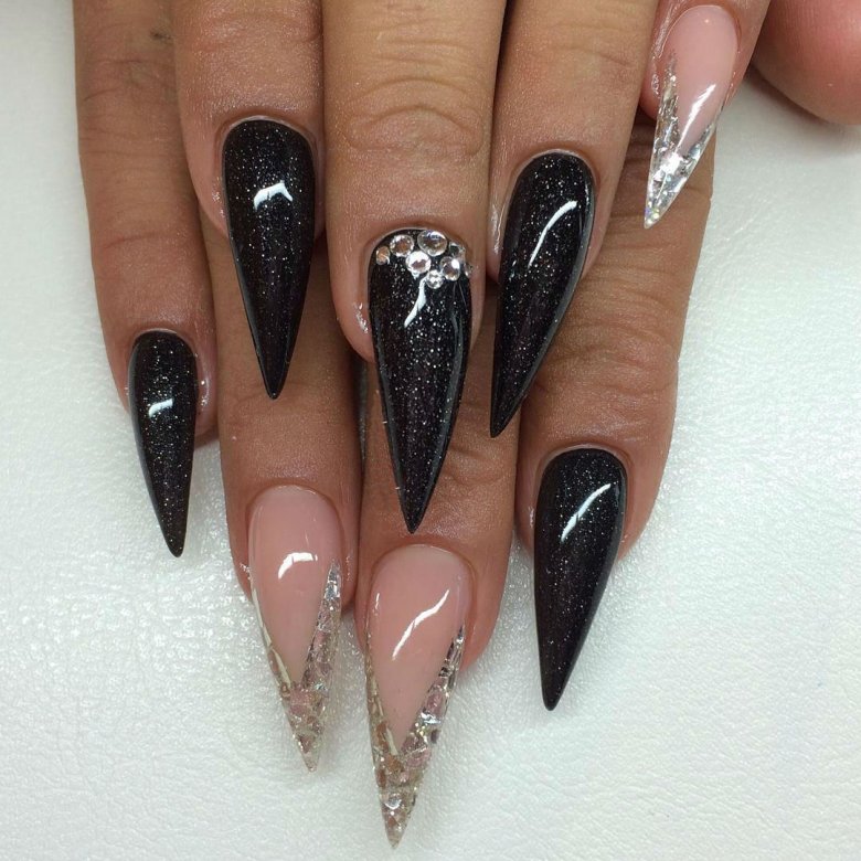 Манікюр кольоровий френч на мигдалеподібних нігтях