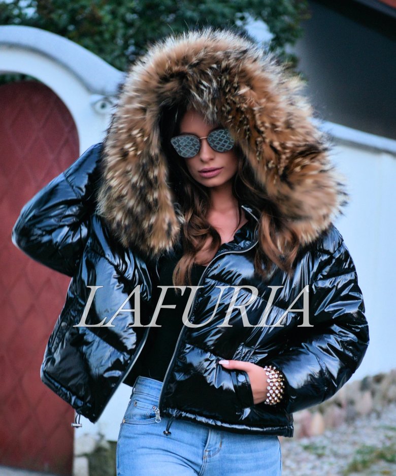 Жіноча куртка з хутром на капюшоні